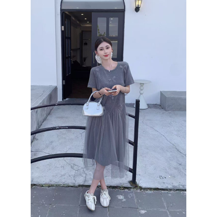 Kismama kötött hálószövésű ruha színes blokkokkal, kerek nyakú, 3/4-es ujjú, rövid halcsont fazonú szoknyával – elegáns nyári megjelenés.