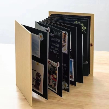 DIY акордеонен фотоалбум с черна кожена корица – ръчно изработен подарък за двойки, спомен за завършване