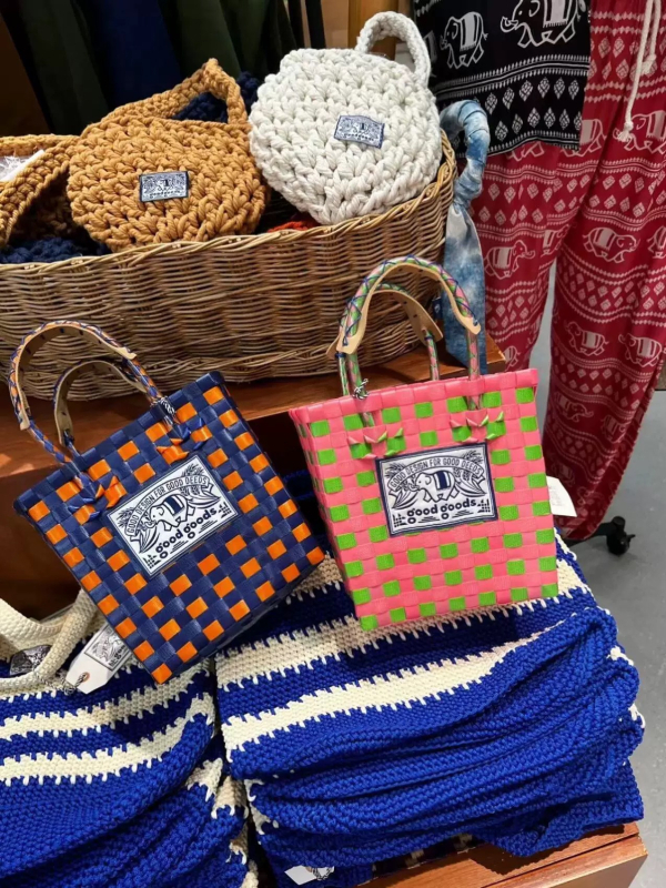 Šarena upletana bucket torba s motivom slona, PVC vanjska površina, PU podstava, dvostruke naramenice, svakodnevna ženska torba