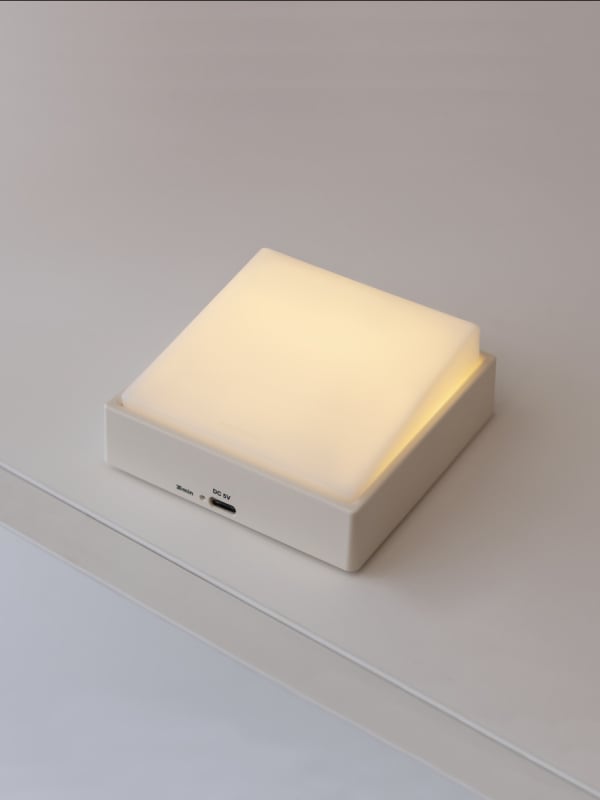 USB зареждаща настолна нощна лампа с безстъпково регулиране на яркостта, защита за очите, магнитно закрепване и таймер