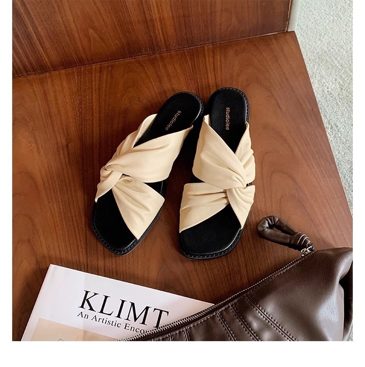 Inspirirano Grape Mom, minimalističke ženske sandale za plažu s kvadratnim vrhom i uvijenim plisom, ljetna vanjska obuća
