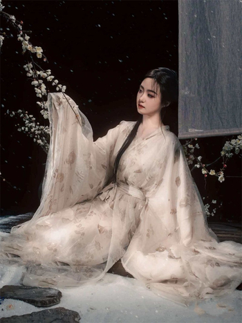 Hanfu dinastije Jin s ravnim krojem, eterični drevni stil, križani ovratnik, široki rukavi, floralni uzorak, žensko, proljeće-ljeto