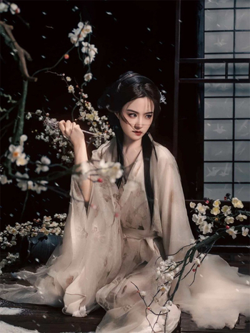 Hanfu dinastije Jin s ravnim krojem, eterični drevni stil, križani ovratnik, široki rukavi, floralni uzorak, žensko, proljeće-ljeto