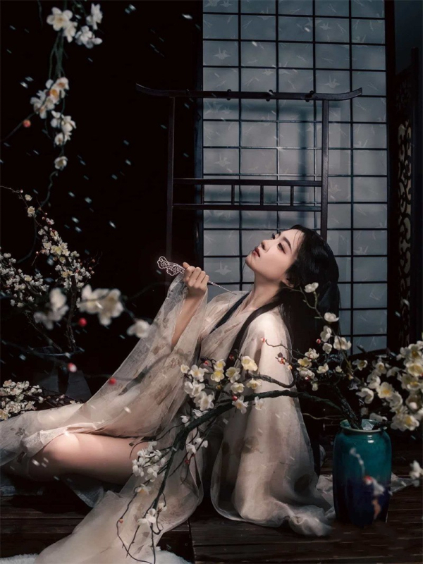 Hanfu dinastije Jin s ravnim krojem, eterični drevni stil, križani ovratnik, široki rukavi, floralni uzorak, žensko, proljeće-ljeto
