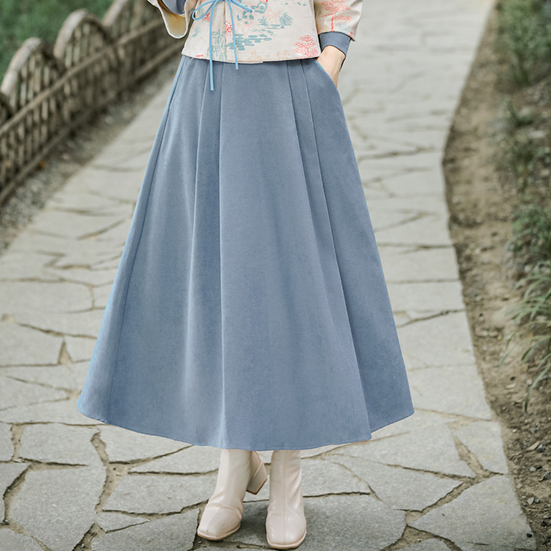 Hanfu inspirirani dvodijelni set: top s stojećim ovratnikom, dijagonalnim zatvaračem i vezanjem, otisnutim dugim rukavom, usklađena midi suknja