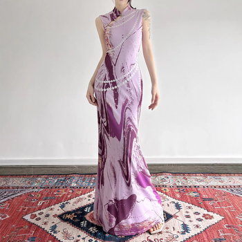 Lila ujjatlan ruha absztrakt mintával, álló gallérral, modern kínai ihletésű qipao-stílusú, hosszú, karcsúsított fazon