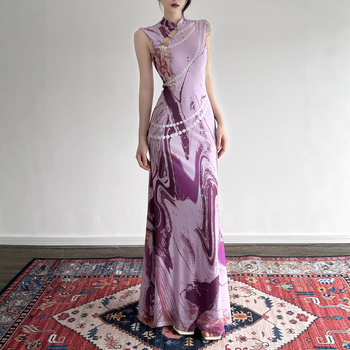 Lila ujjatlan ruha absztrakt mintával, álló gallérral, modern kínai ihletésű qipao-stílusú, hosszú, karcsúsított fazon