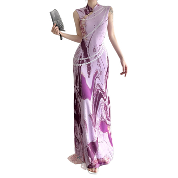 Lila ujjatlan ruha absztrakt mintával, álló gallérral, modern kínai ihletésű qipao-stílusú, hosszú, karcsúsított fazon