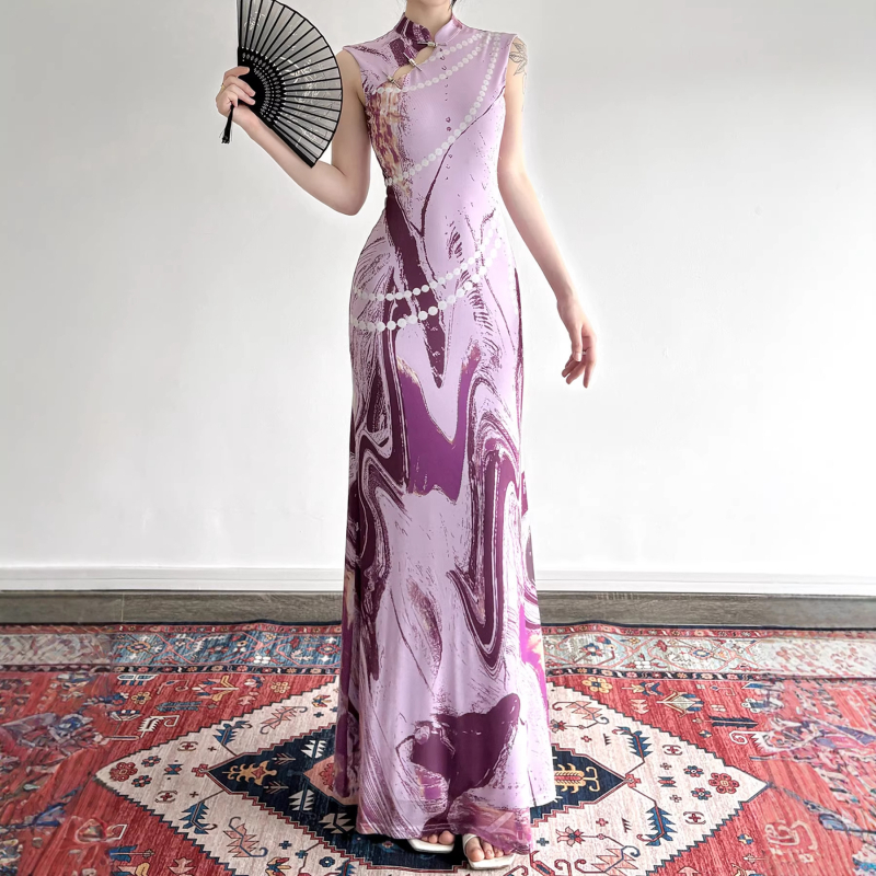 Lila ujjatlan ruha absztrakt mintával, álló gallérral, modern kínai ihletésű qipao-stílusú, hosszú, karcsúsított fazon