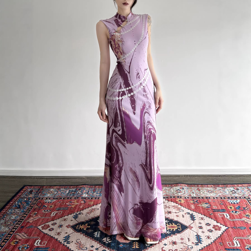 Lila ujjatlan ruha absztrakt mintával, álló gallérral, modern kínai ihletésű qipao-stílusú, hosszú, karcsúsított fazon