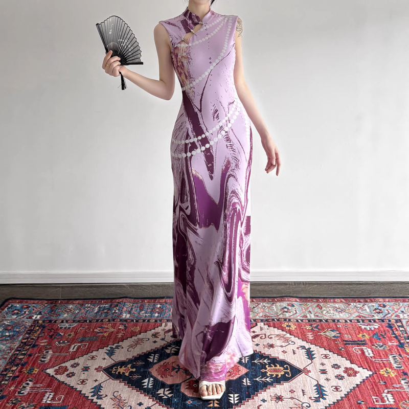 Lila ujjatlan ruha absztrakt mintával, álló gallérral, modern kínai ihletésű qipao-stílusú, hosszú, karcsúsított fazon