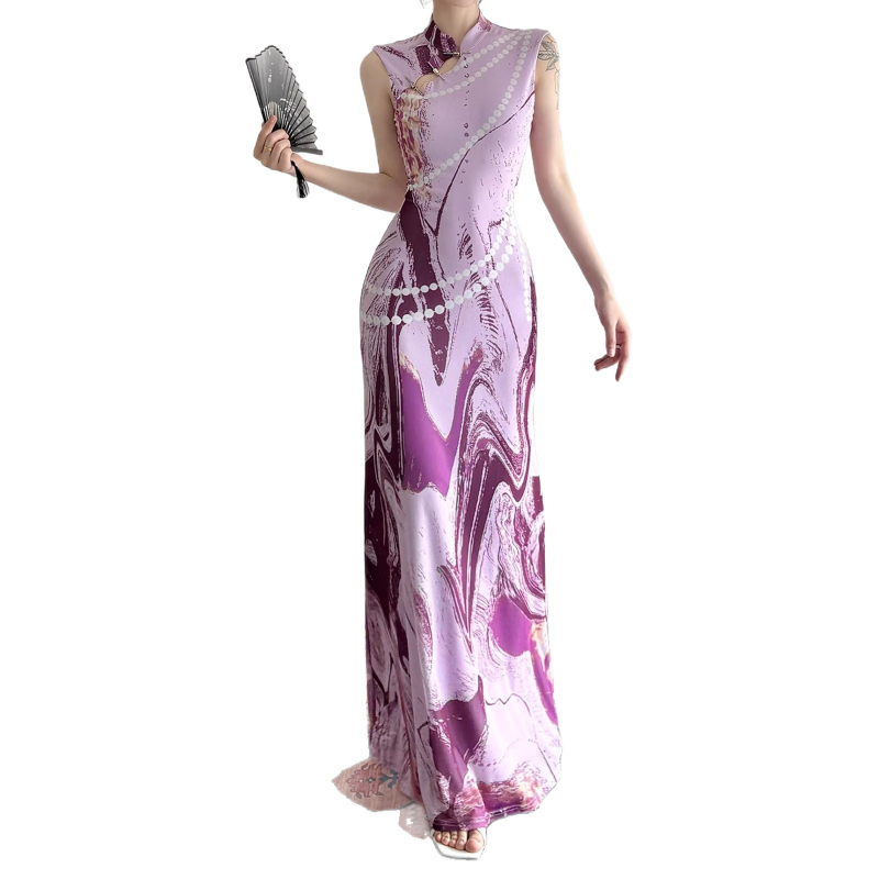 Lila ujjatlan ruha absztrakt mintával, álló gallérral, modern kínai ihletésű qipao-stílusú, hosszú, karcsúsított fazon