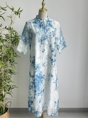 Kézzel készített kék tie-dye ruha cheongsam-stílusban, álló gallérral, 3/4-es ujjú, középméretű, A-vonalú szabás