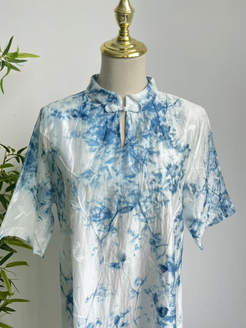Kézzel készített kék tie-dye ruha cheongsam-stílusban, álló gallérral, 3/4-es ujjú, középméretű, A-vonalú szabás