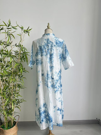 Kézzel készített kék tie-dye ruha cheongsam-stílusban, álló gallérral, 3/4-es ujjú, középméretű, A-vonalú szabás