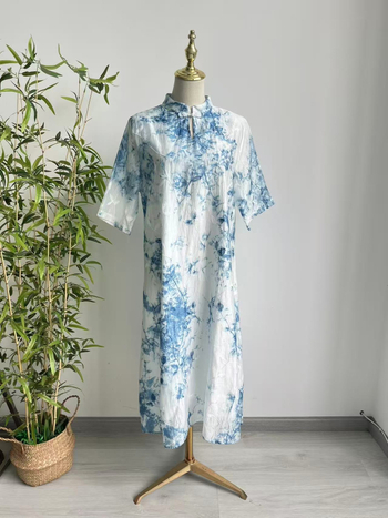 Kézzel készített kék tie-dye ruha cheongsam-stílusban, álló gallérral, 3/4-es ujjú, középméretű, A-vonalú szabás