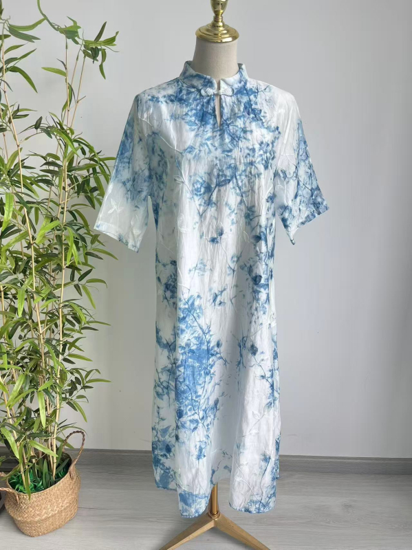 Kézzel készített kék tie-dye ruha cheongsam-stílusban, álló gallérral, 3/4-es ujjú, középméretű, A-vonalú szabás