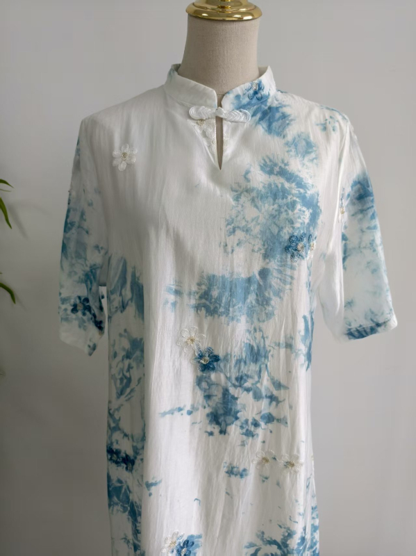 Kézzel készített kék tie-dye ruha cheongsam-stílusban, álló gallérral, 3/4-es ujjú, középméretű, A-vonalú szabás