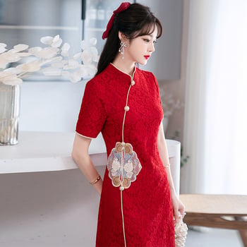 Piros qipao-stílusú ruha karcsú derékkal, hímzett retró dizájn, nyár 2025