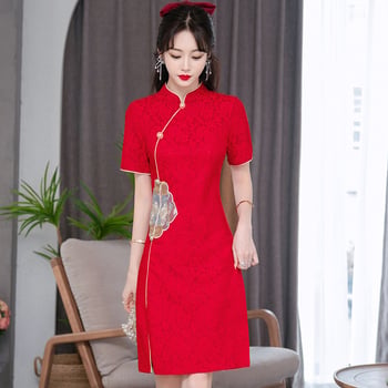 Piros qipao-stílusú ruha karcsú derékkal, hímzett retró dizájn, nyár 2025