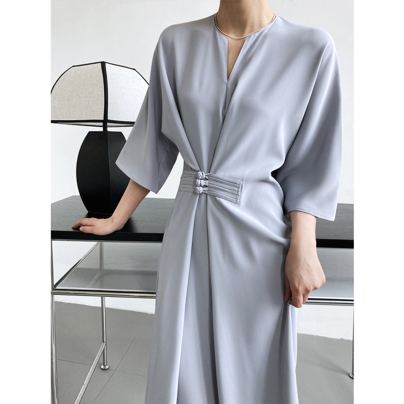 Luxi elegáns ruha, derékvonal övvel és elöl kötőzárral, egyenes szabású, letisztult kínai stílusú hosszú ruha