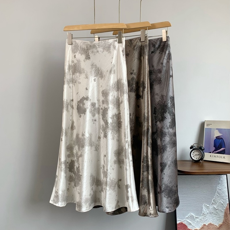 Proljeće 2026 satenska midi suknja s Ink Flower otiskom, fishtail kroj, elegantan silueta, japansko-korejski ležerni stil