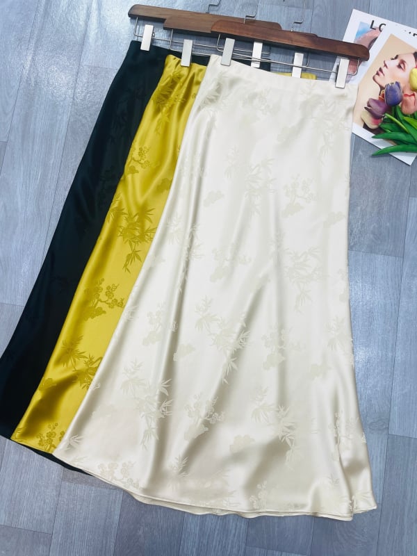Duga suknja s ribljim repom od acetatnog satena jacquard, dijagonalni rez, elastičan pojas, ženski retro stil, proljeće 2026
