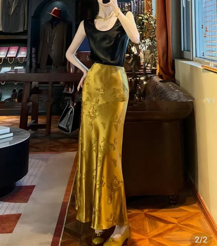 Duga suknja s ribljim repom od acetatnog satena jacquard, dijagonalni rez, elastičan pojas, ženski retro stil, proljeće 2026