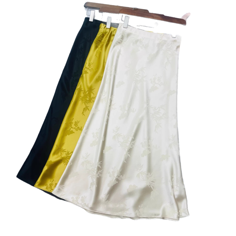 Duga suknja s ribljim repom od acetatnog satena jacquard, dijagonalni rez, elastičan pojas, ženski retro stil, proljeće 2026