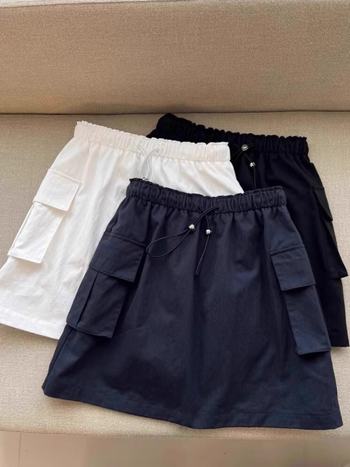Ženska ljetna lagana suknja u stilu casual workwear, s šnurlom, A-linijskog kroja, visokim strukom, svestrana i vizualno izdužuje siluetu.