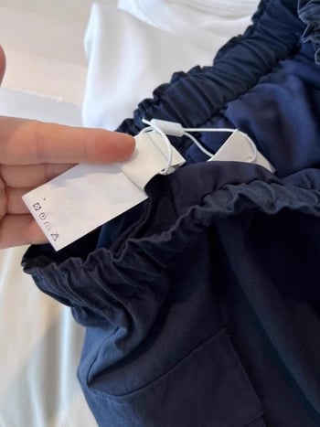 Ženska ljetna lagana suknja u stilu casual workwear, s šnurlom, A-linijskog kroja, visokim strukom, svestrana i vizualno izdužuje siluetu.
