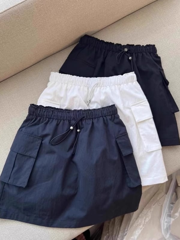 Ženska ljetna lagana suknja u stilu casual workwear, s šnurlom, A-linijskog kroja, visokim strukom, svestrana i vizualno izdužuje siluetu.