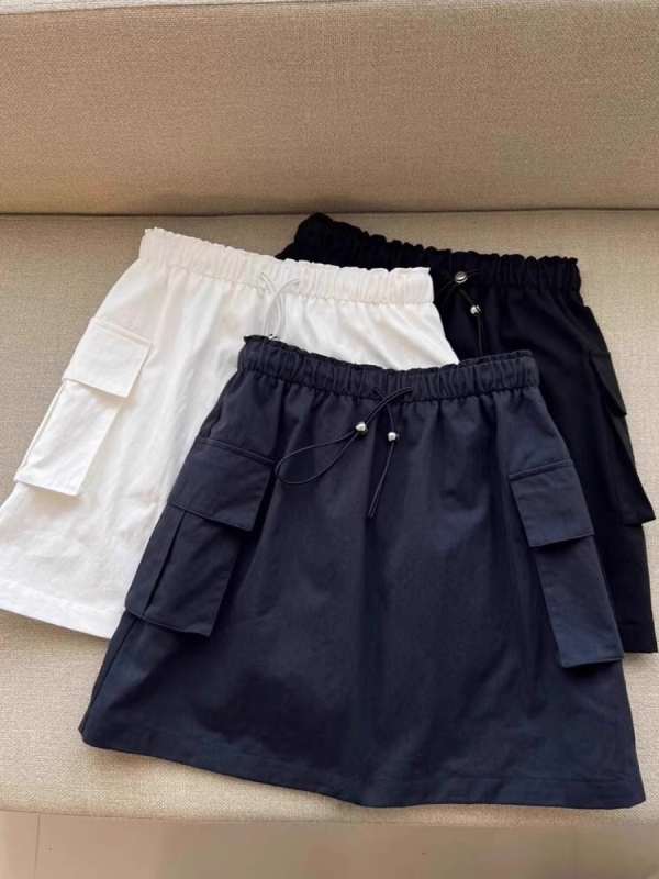 Ženska ljetna lagana suknja u stilu casual workwear, s šnurlom, A-linijskog kroja, visokim strukom, svestrana i vizualno izdužuje siluetu.