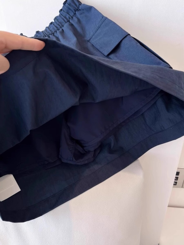 Ženska ljetna lagana suknja u stilu casual workwear, s šnurlom, A-linijskog kroja, visokim strukom, svestrana i vizualno izdužuje siluetu.