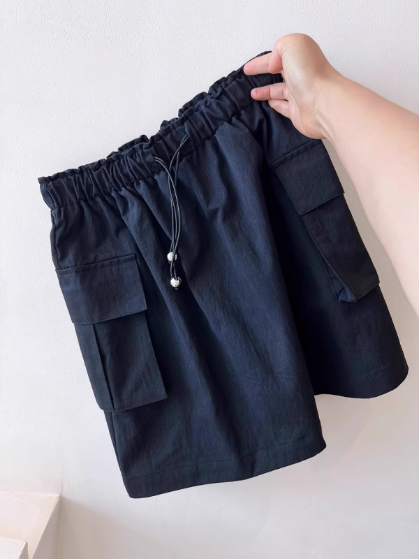Ženska ljetna lagana suknja u stilu casual workwear, s šnurlom, A-linijskog kroja, visokim strukom, svestrana i vizualno izdužuje siluetu.