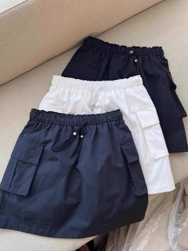 Ženska ljetna lagana suknja u stilu casual workwear, s šnurlom, A-linijskog kroja, visokim strukom, svestrana i vizualno izdužuje siluetu.