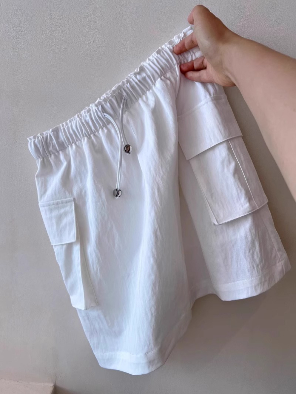 Ženska ljetna lagana suknja u stilu casual workwear, s šnurlom, A-linijskog kroja, visokim strukom, svestrana i vizualno izdužuje siluetu.