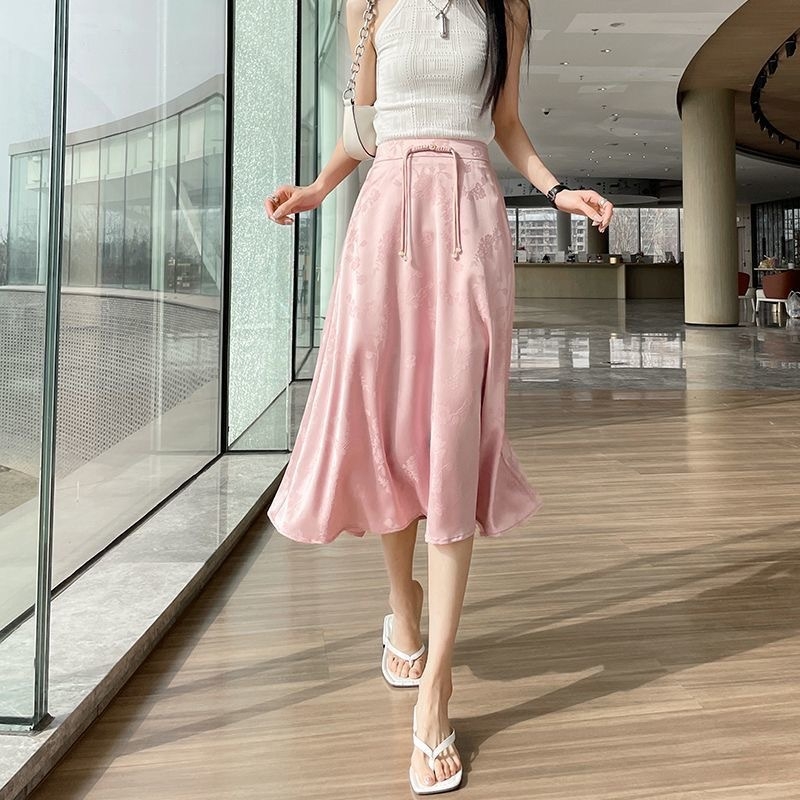 Ljetna retro kineska saten jacquard midi suknja s prednjim panelom, visokim strukom, vizualno sužava siluetu, elegantan gradski stil.