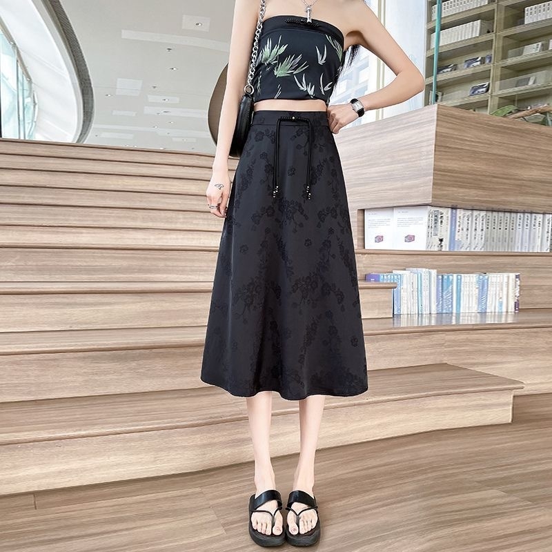 Ljetna retro kineska saten jacquard midi suknja s prednjim panelom, visokim strukom, vizualno sužava siluetu, elegantan gradski stil.