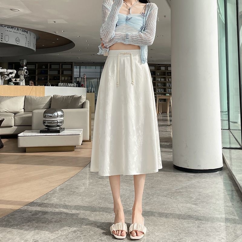 Ljetna retro kineska saten jacquard midi suknja s prednjim panelom, visokim strukom, vizualno sužava siluetu, elegantan gradski stil.