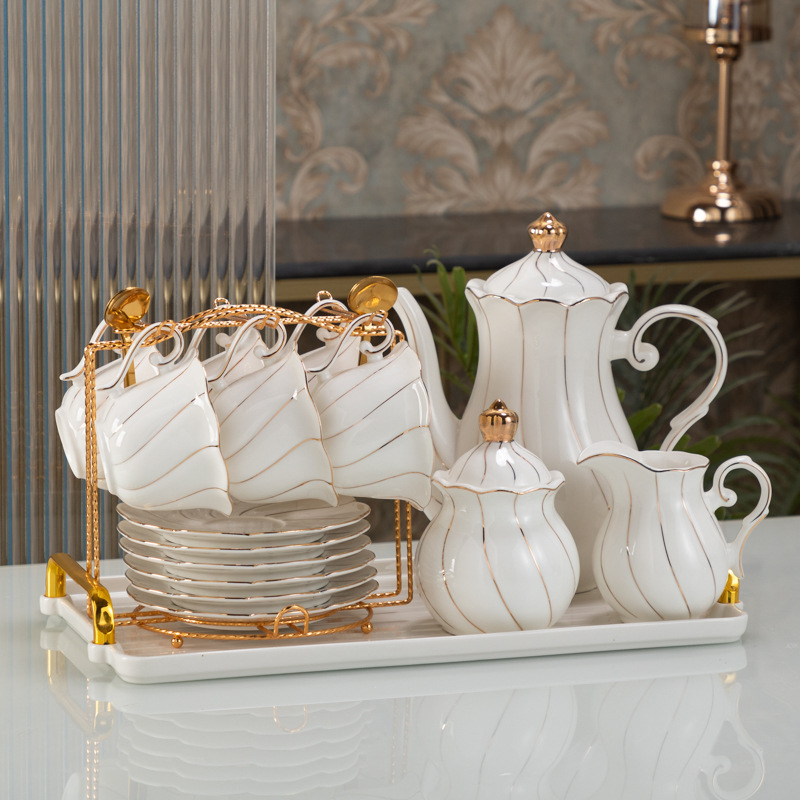 Skandináv stílusú aranyozott luxus porcelán teás- és kávés készlet, csészékkel, teáskannával és tálcával