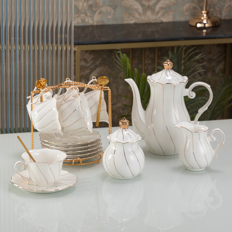 Skandináv stílusú aranyozott luxus porcelán teás- és kávés készlet, csészékkel, teáskannával és tálcával