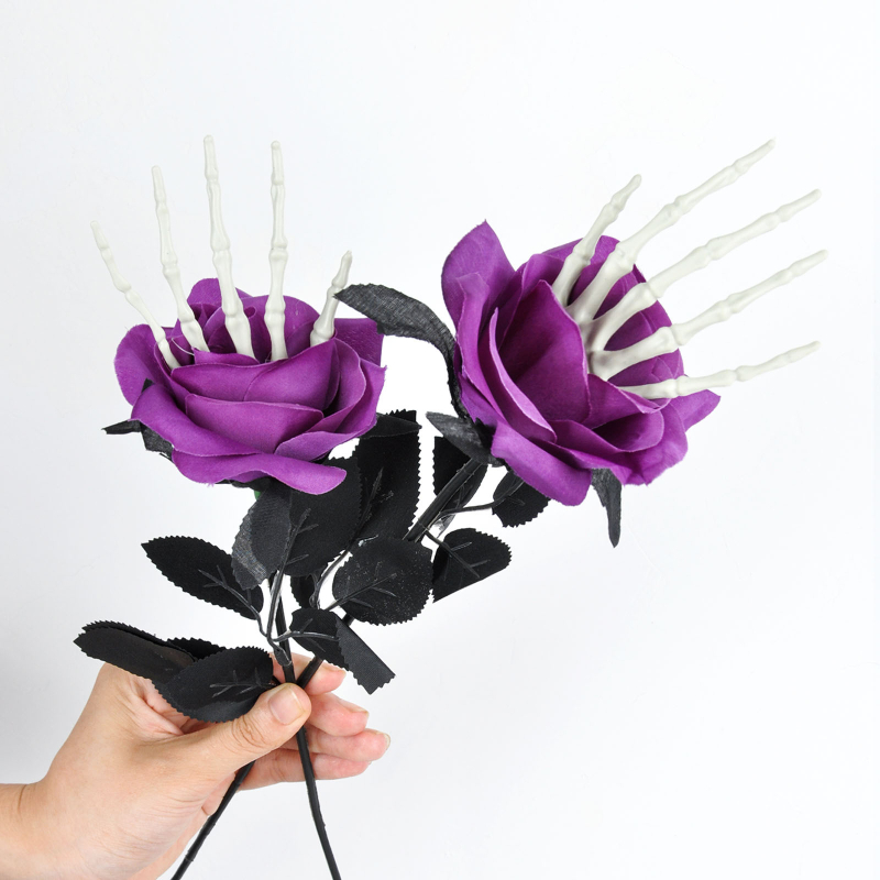 Хелоуин букет със череп и изкуствени рози