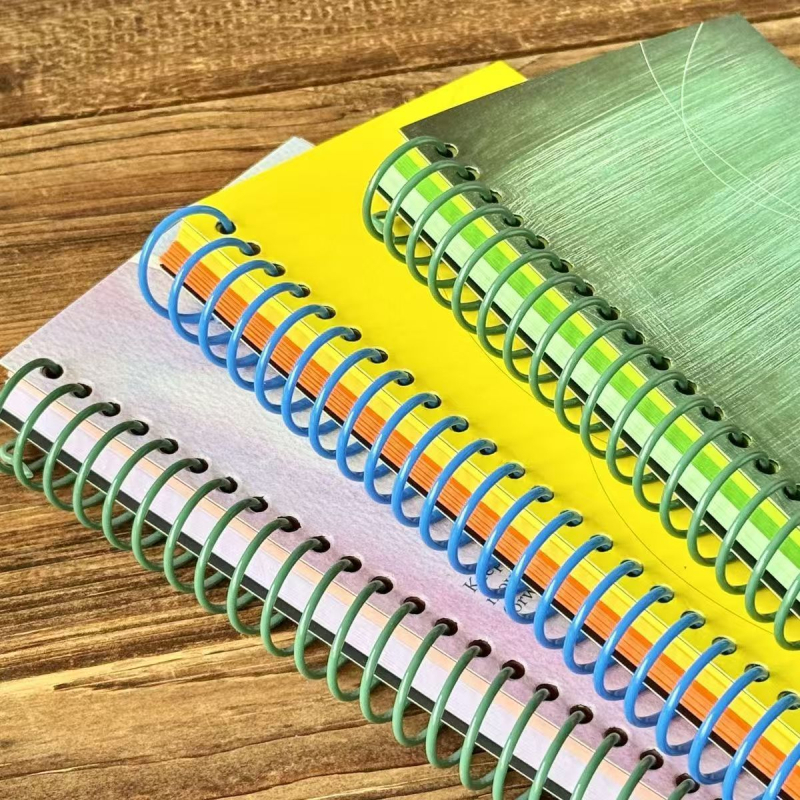 Šareni spiralni bilježnica s obojenim unutarnjim stranama – dnevnik za pisanje, kreativna bilježnica