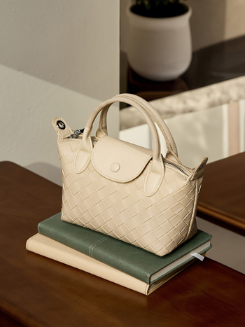 Mini torba od prave kože s pletenim uzorkom, dumpling stil crossbody i ručna torba za svakodnevnu upotrebu, srednja veličina, zima 2025
