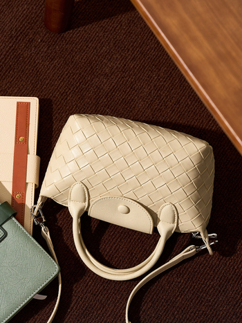Mini torba od prave kože s pletenim uzorkom, dumpling stil crossbody i ručna torba za svakodnevnu upotrebu, srednja veličina, zima 2025