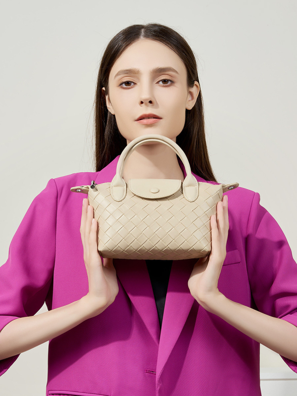 Mini torba od prave kože s pletenim uzorkom, dumpling stil crossbody i ručna torba za svakodnevnu upotrebu, srednja veličina, zima 2025