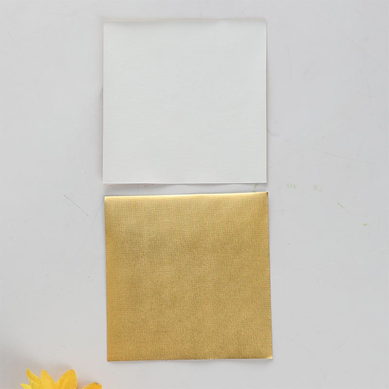 Комбинирано златисто алуминиево фолио с фин каре модел отпред и обратно бяла хартия за опаковки на шоколад, дъвки, бонбити и кутии за цигари – голям размер