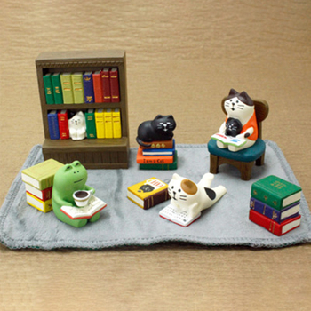 Декоративна котешка фигурка за полка за книги от японската серия Zakka Fox Hall Bookstore — миниатюрна сцена