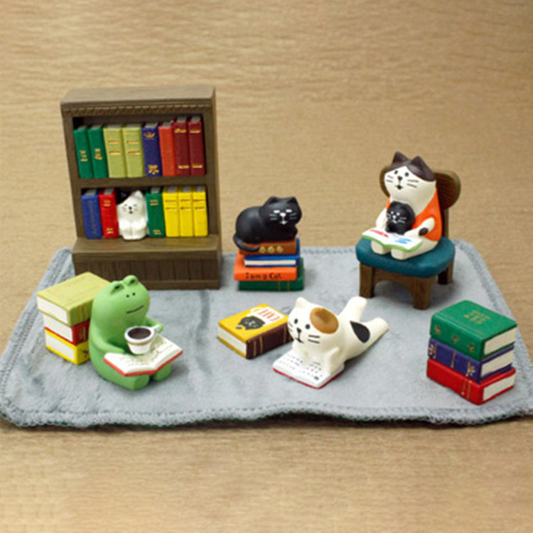 Декоративна котешка фигурка за полка за книги от японската серия Zakka Fox Hall Bookstore — миниатюрна сцена